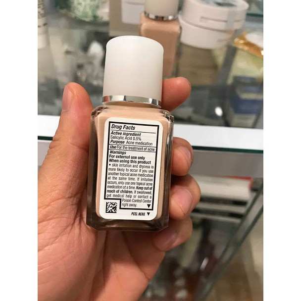 Kem nền cho da dầu mụn Neutrogena skin clearing oil free Foudation | BigBuy360 - bigbuy360.vn