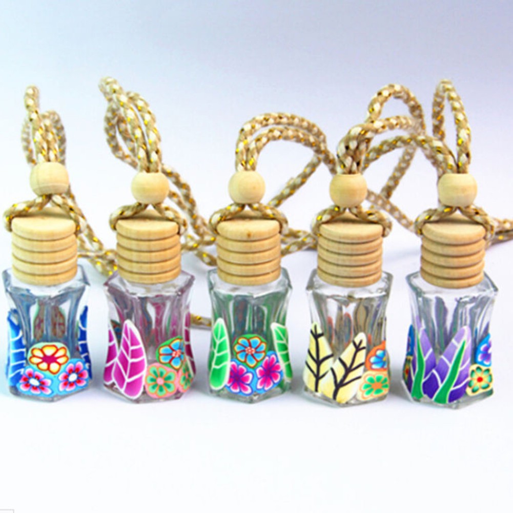 Các chai rỗng để chứa nước thơm, tinh dầu treo trong xe hơi