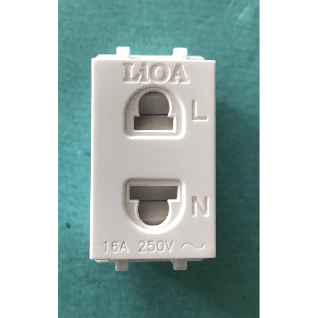 LiOA - Ổ cắm đơn 2 chấu có nắp che 16A - 250V