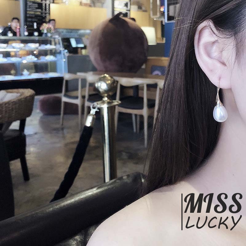 Khuyên tai nữ kiểu dáng thời trang cá tính