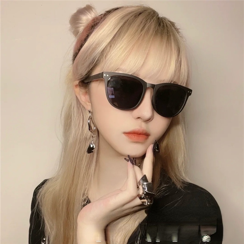 Kính Mát Gấp Gọn Bỏ Túi Thiết Kế Cá Tính Tiện Lợi Để Cửa Hàng