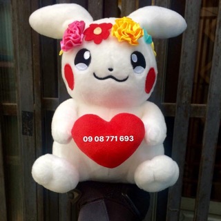 Thú bông Pikachu trắng đeo hoa ôm tim 23cm ko tính tai