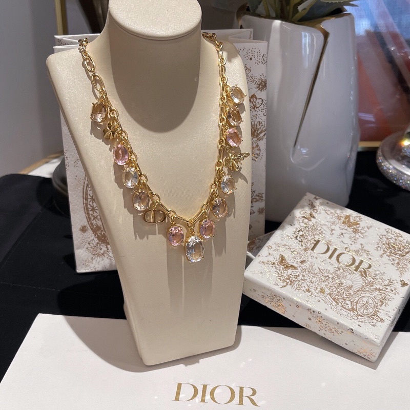 Vòng cổ đính đá pha lê tinh tế con ong trang trí chữ CD Dior cao cấp mẫu mới nhất
