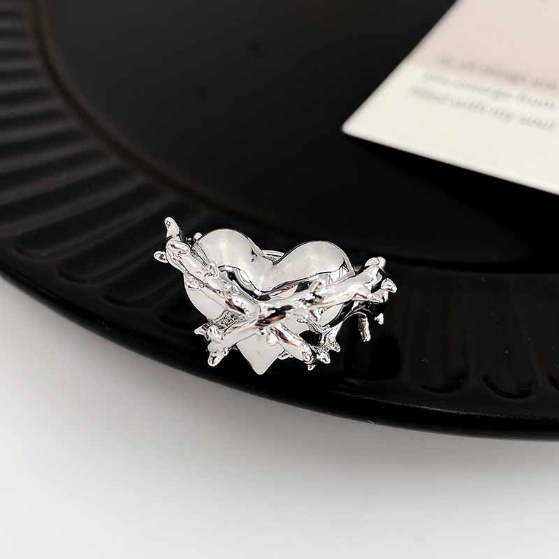 Nhẫn đeo tay hình tráI tim Thorns phong cách đường phố