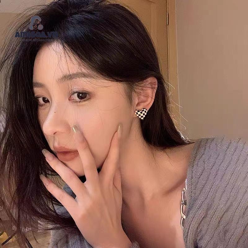 ✨✨Đôi bông tai hình trái tim họa tiết bàn cờ đơn giản xinh xắn