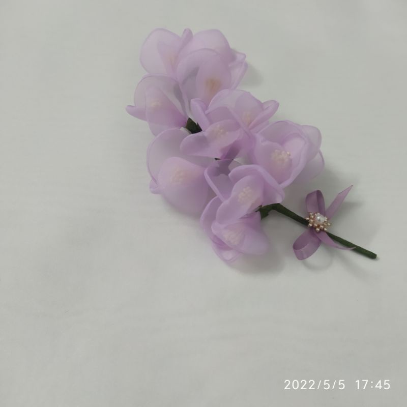 Hoa chùm tím cài áo handmade Joli