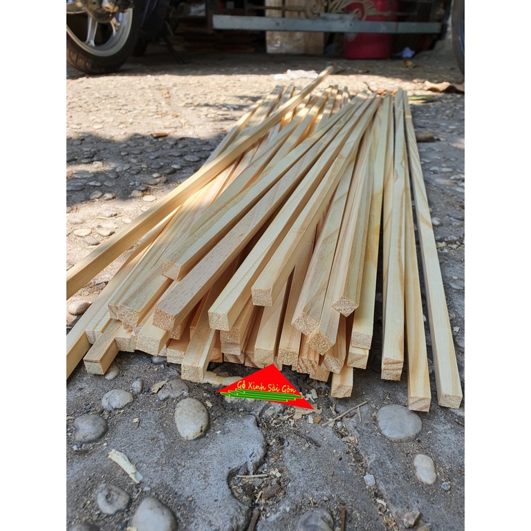 Thanh gỗ thông vuông 1cm ,dài 1m đã bào láng 4 mặt thích hợp dùng làm nẹp chỉ, đóng chuồng thú cưng, mục đích khác...