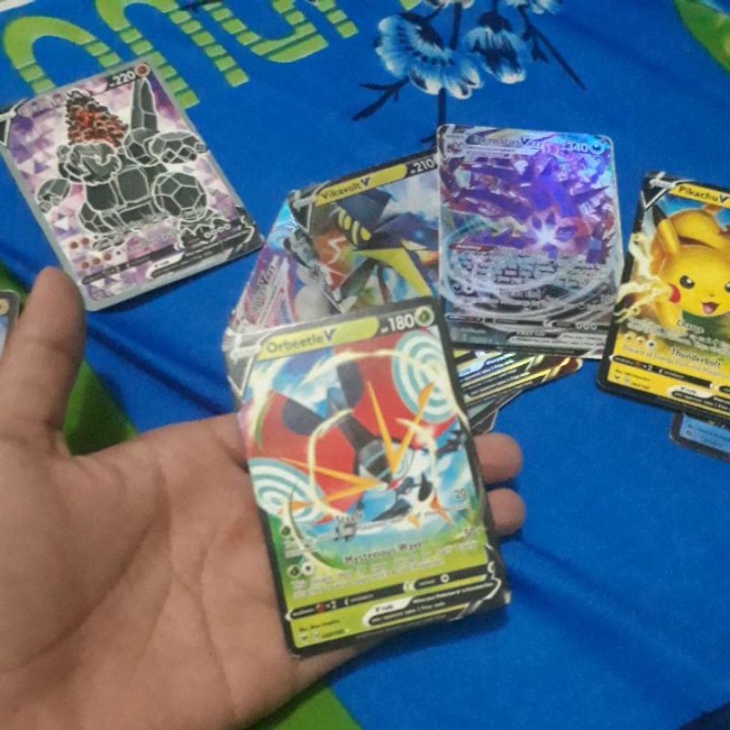 Thẻ Pokemon Vmax và thẻ Pokemon V