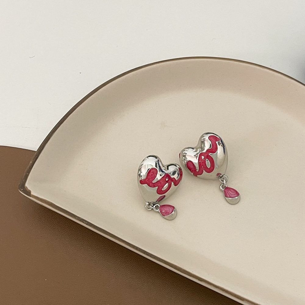 Khuyên tai hình trái tim phối tua rua cá tính cho nữ