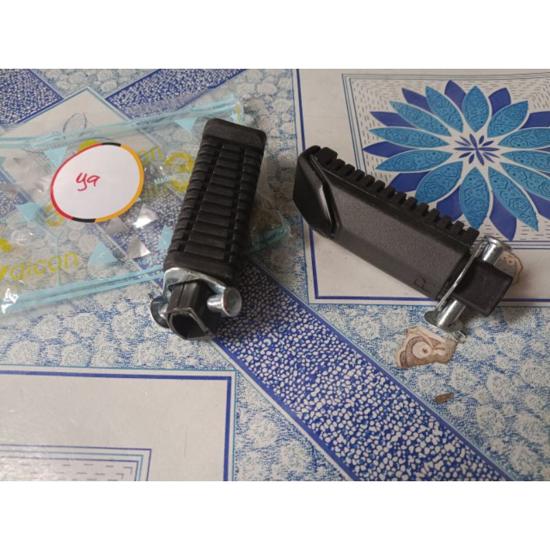 Cặp gác chân sau xe máy