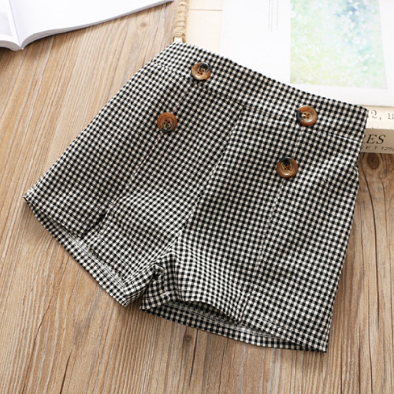 Áo chiffon cổ chữ V và quần ngắn sọc caro