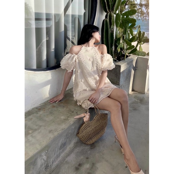 Váy yếm nữ trễ vai tay bồng, đầm yếm khoét vai chất bông dáng xoè ngắn màu be/ trắng - Audrey Studio
