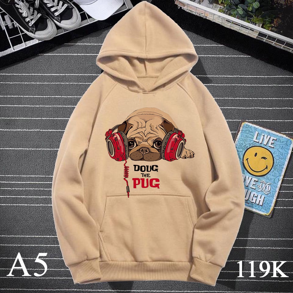 hoodie màu kem hình pug nằm nghe nhạc A5