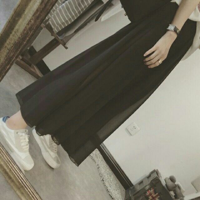 Chân váy TOUSHI đen dáng dài.