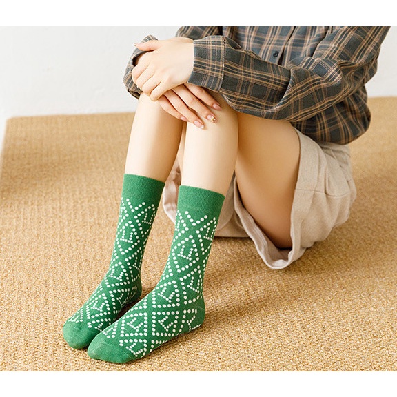 Vớ chấm bi cao cổ Nam Nữ phong cách thể thao, trẻ trung, năng động.