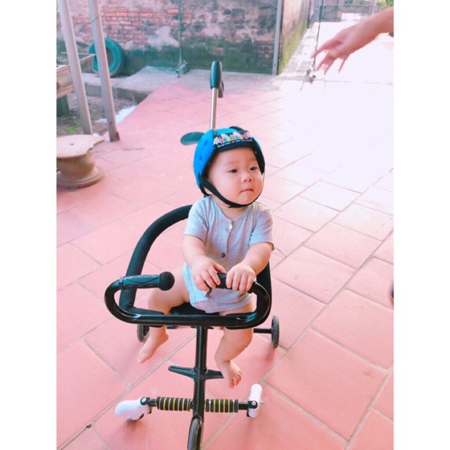 - Tay cần vòm, bánh xe phát sáng, có giỏ đựng đồ