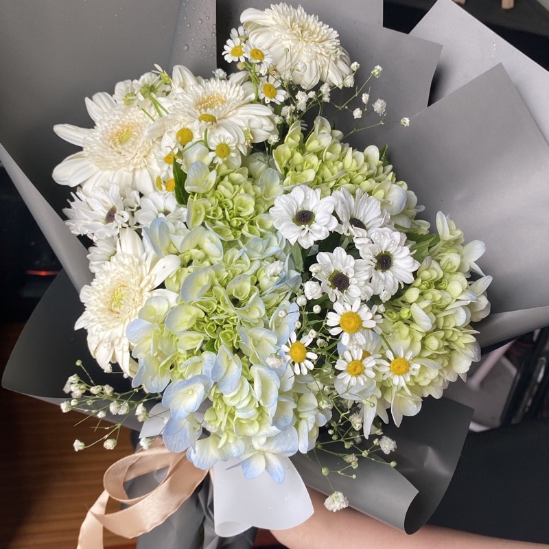 Bó Hoa Cẩm Tú Cầu Tươi màu Bơ xinh xắn dễ thương by Hoa Ngọt