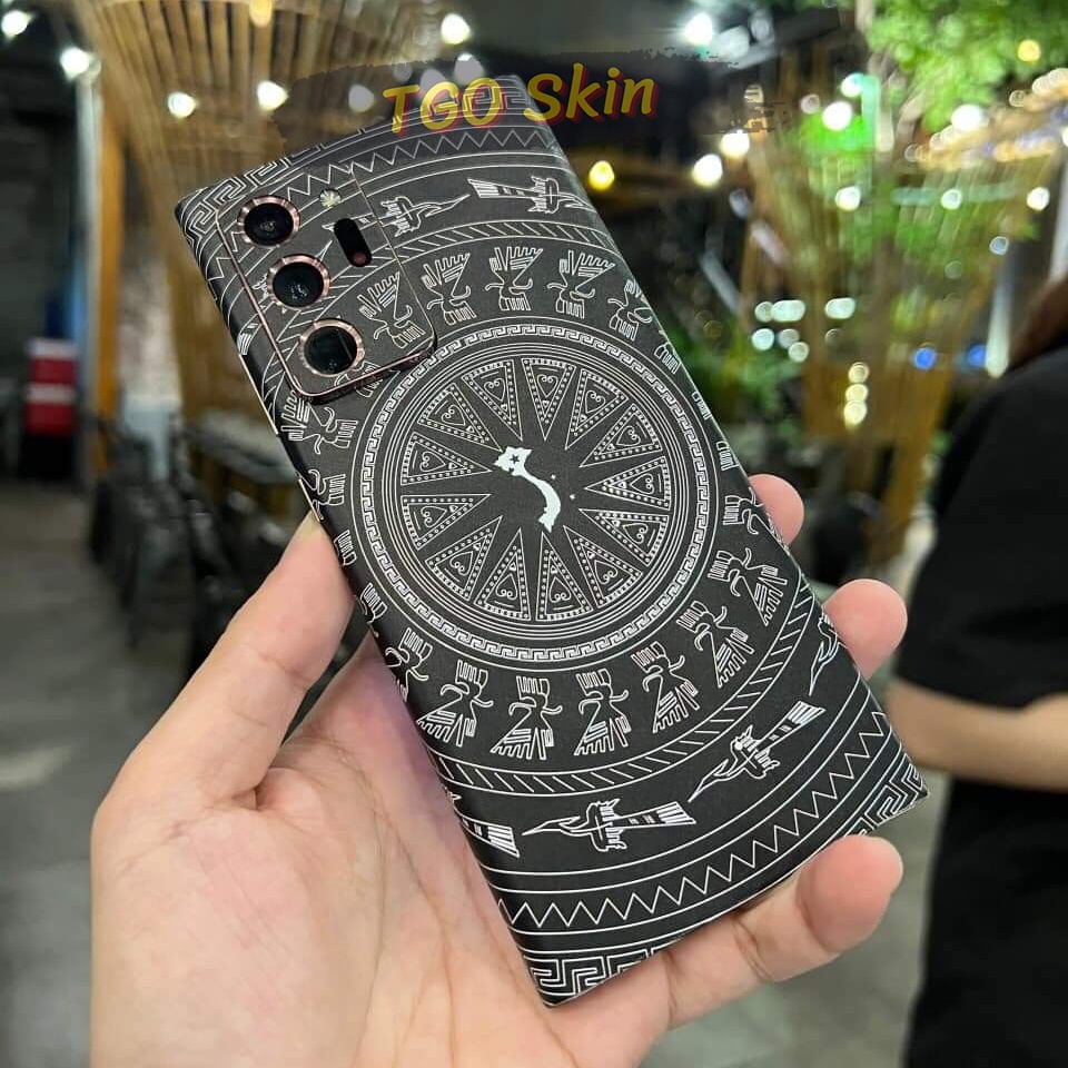 Miếng dán Skin trống đồng iPhone 14 Pro Max / 13 Pro Max / 12 Pro Max / 11 Pro Max / Xs Max / 8 Plus in UV cao cấp
