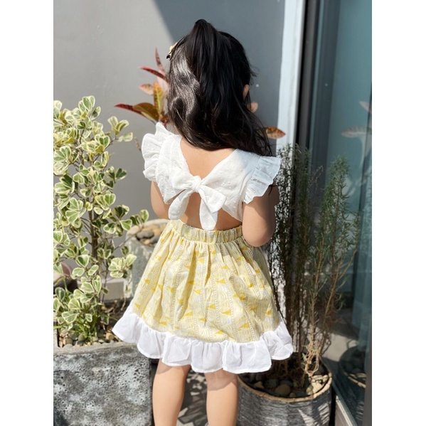 Yếm vàng Lennco buộc nơ sau cho bé gái