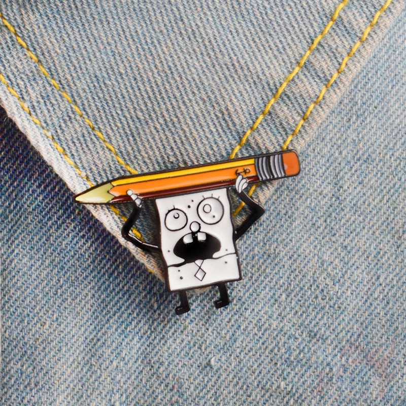 Trâm cài áo hình miếng mút và cây bút chì