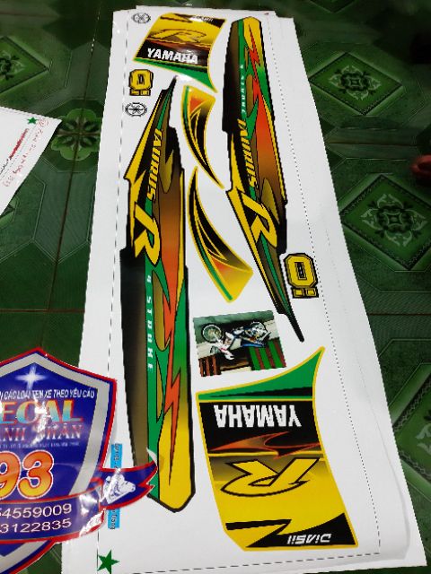 Tem rời taurus dán xe đuôi sau đen trước vàng