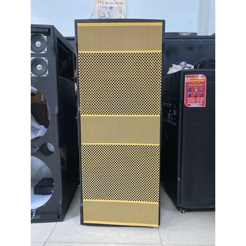 Thùng gỗ và lưới 4 tất đôi, có học đựng micro