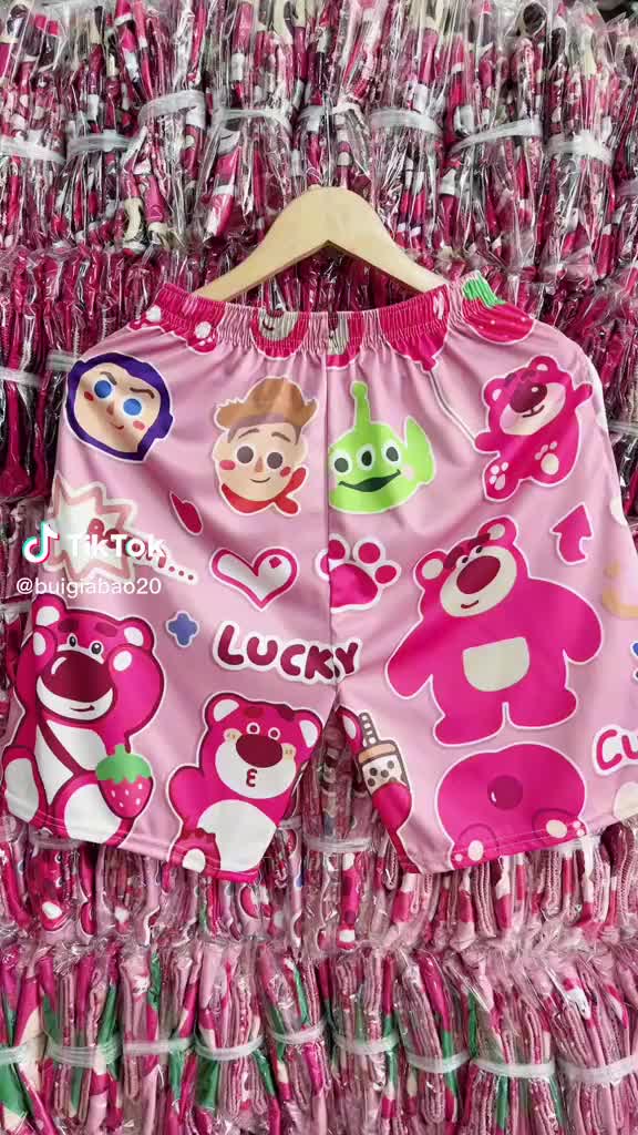 [Mẫu Mới] Quần Gấu Dâu Lotso Short Lững Cartoon-Quần Đùi Thun Cotton Hoạt Hình Nam Nữ Unisex Mặc Nhóm Đi Biển TUEANHSHOP | BigBuy360 - bigbuy360.vn