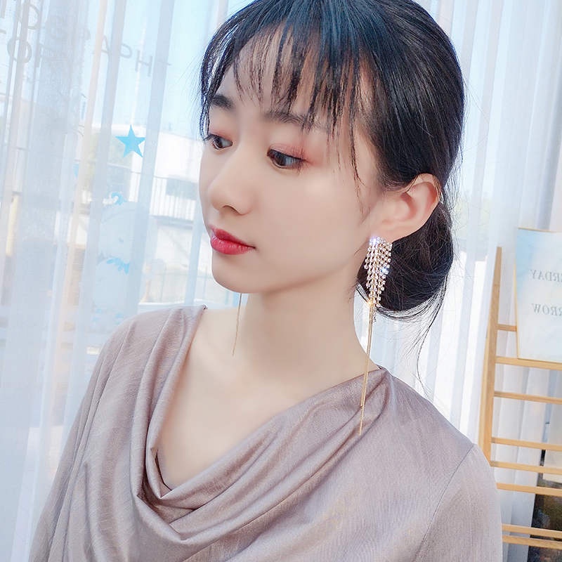 Khuyên tai dáng dài đính đá phối tua rua thời trang Hàn Quốc