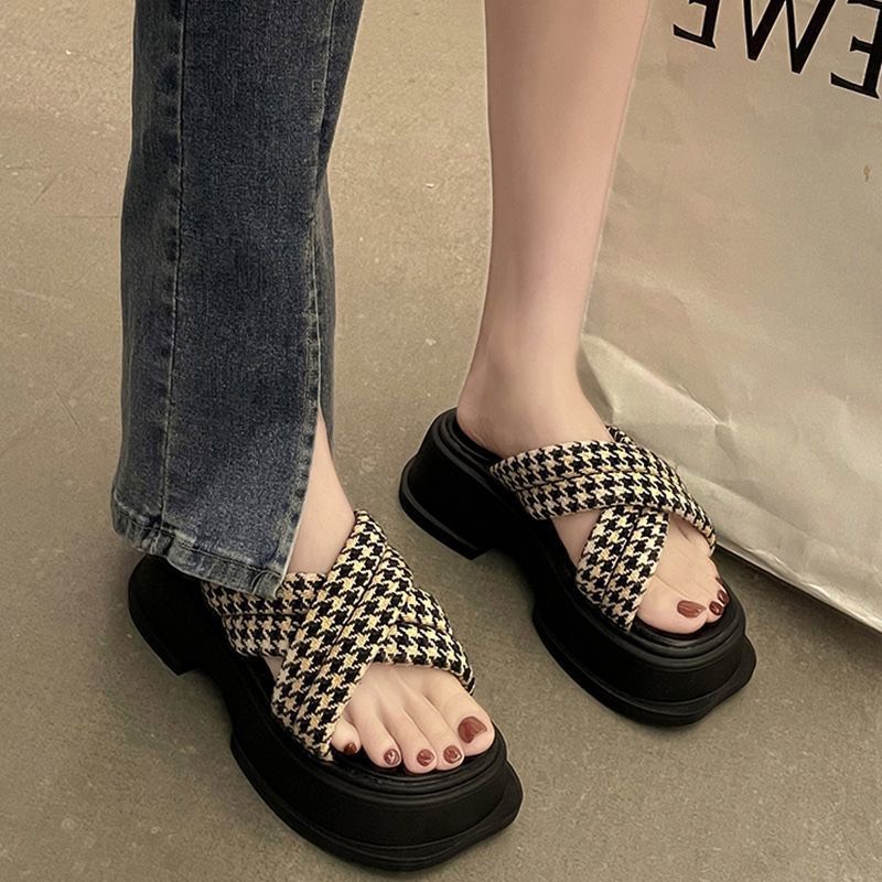 Dép nữ đế xuồng quai kẻ Kerra chất đẹp