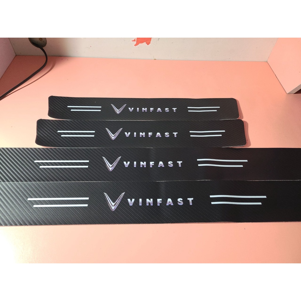 Bộ 04 Miếng dán chống xước bậc cửa ô tô sợi Carbon bền đẹp có Logo hãng xe ( 2 miếng 7cm x 40cm - 2 miếng 7cm x 60cm ) | BigBuy360 - bigbuy360.vn