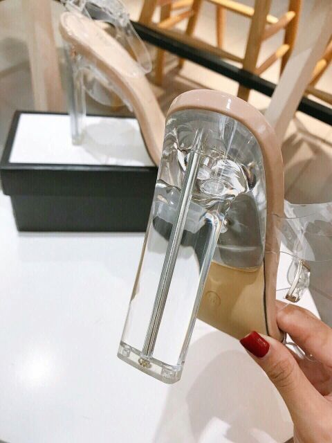 Giày cao gót quai trong bản to