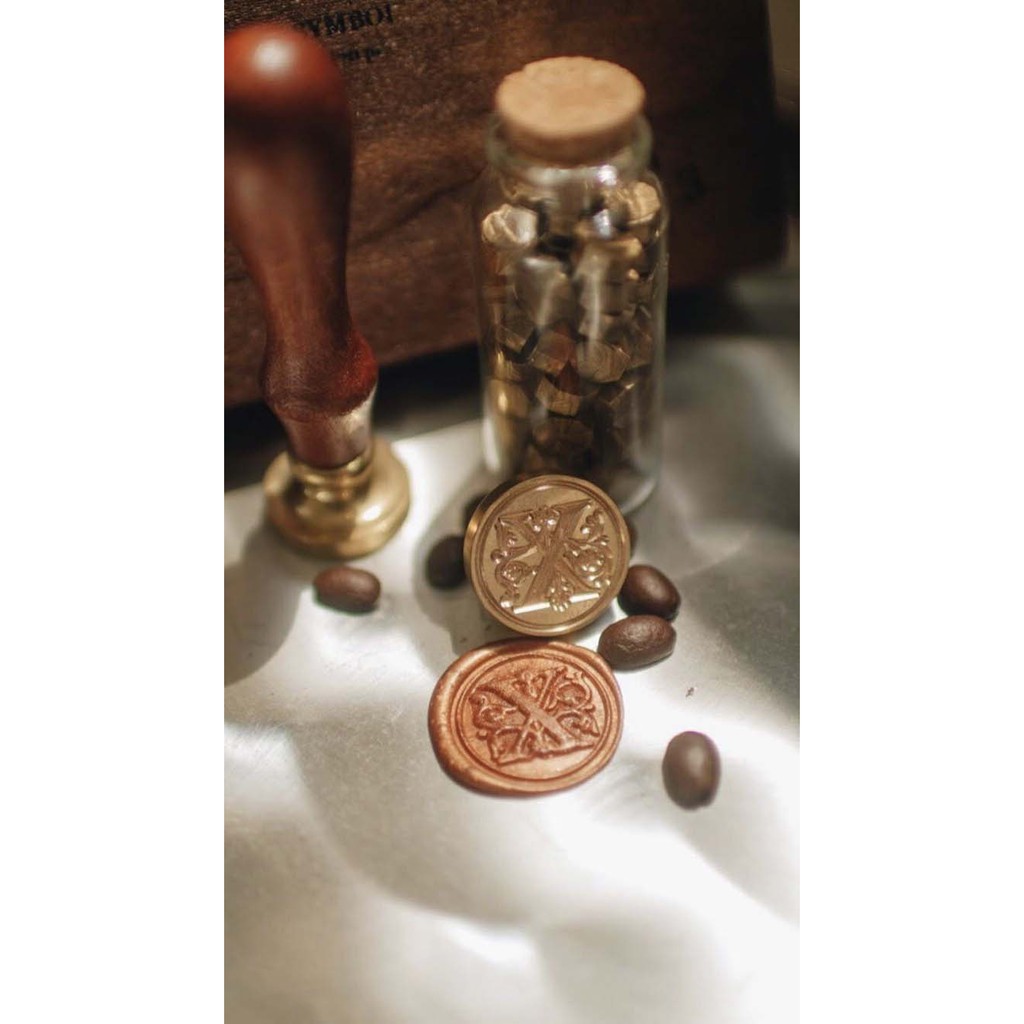 Con dấu sáp niêm phong gồm cán gỗ - mẫu chữ cái tên bạn