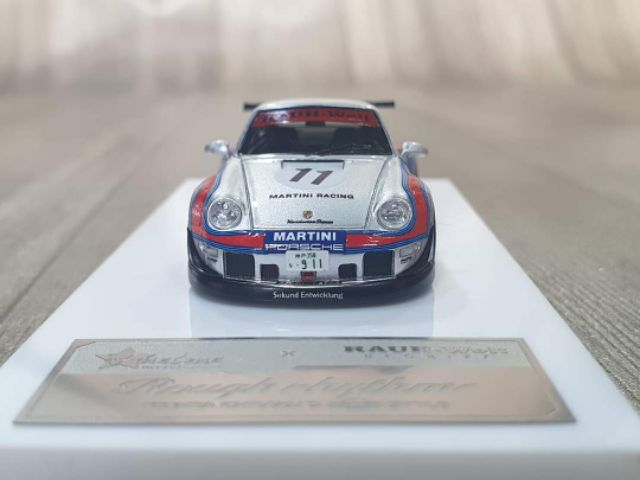 Xe Mô Hình Porsche 911 (993) Rauh-Welt Begriff Rough Rhythm-Martini&lt;br&gt;&lt;br&gt;-Tỉ lệ : 1:64 &lt;br&gt;- Hãng sản xuất : Fuelme ( Bạc )