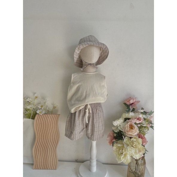 Áo + quần lửng + nón ca ro xám nhạt tay sát nách em bé Nanci room