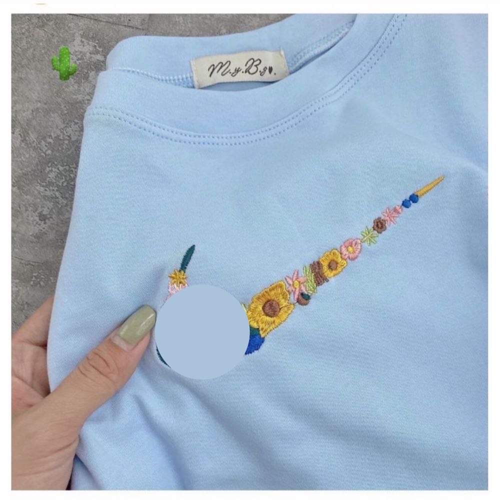 Áo thun croptop logo thêu hoa