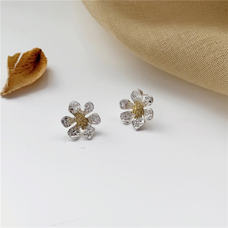 Khuyên Tai Thiết Kế Hình Hoa Cúc Nhỏ Dễ Thương A784