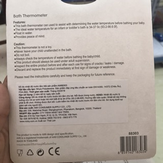 Đo nhiệt độ nước tắm cho bé