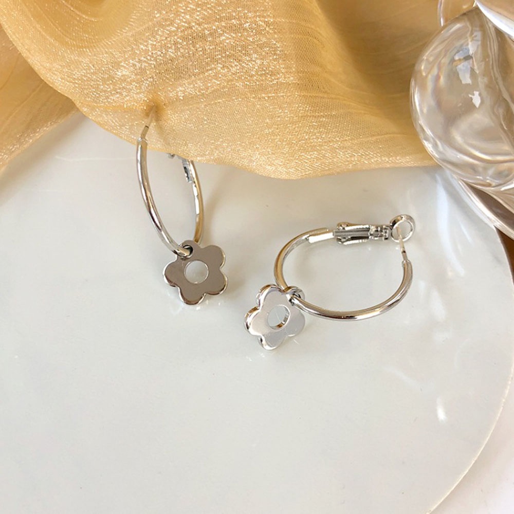 Hoa tai tròn trang trí họa tiết hoa hợp thời trang 2021 cho nữ