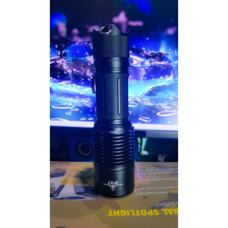 Đèn pin c8 SST70 36w quang thông 4000 lumen.pin 26650.