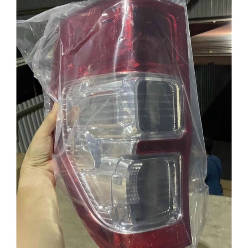 Đèn hậu Ford Ranger đời 2012 - 2013 - 2014 - 2015 - 2016 - 2017 - 2018 - 2019 mới có lắp đặt tại cửa hàng