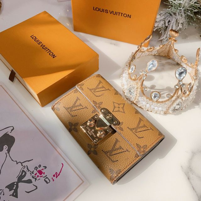 Ví V khoá sập (fullbox ảnh thật) | BigBuy360 - bigbuy360.vn