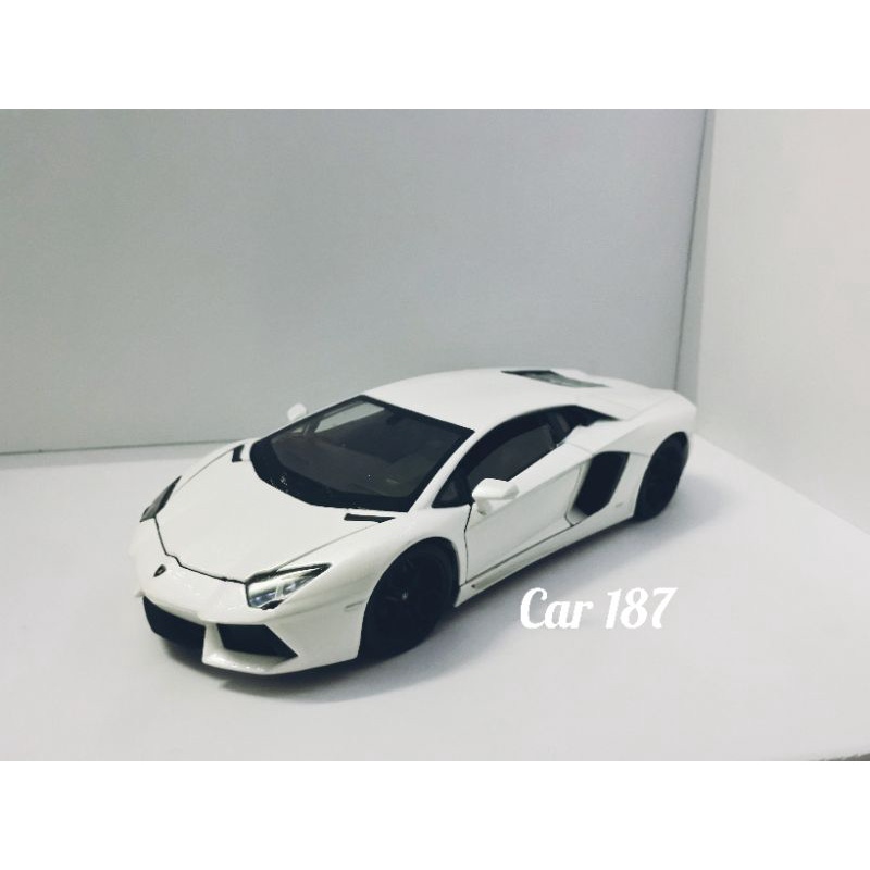 Xe mô hình Lamborghini Aventardor LP700-4 – Welly – tỷ lệ 1:24 – màu trắng