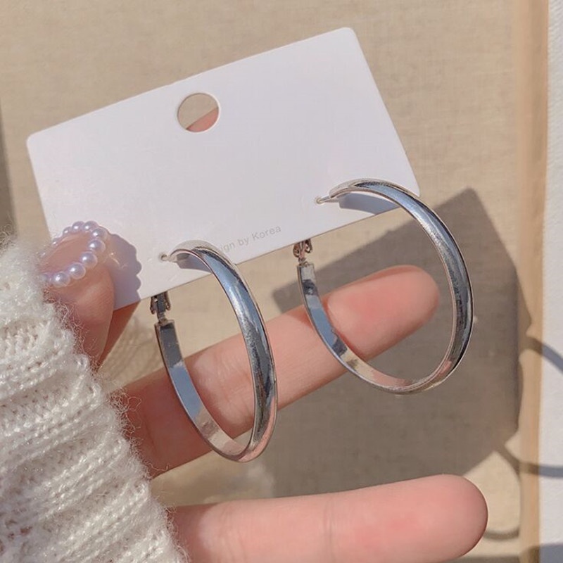 Khuyên tai kim loại hình tròn bản to kiểu Hàn Quốc phong cách cổ điển trẻ trung dành cho nữ