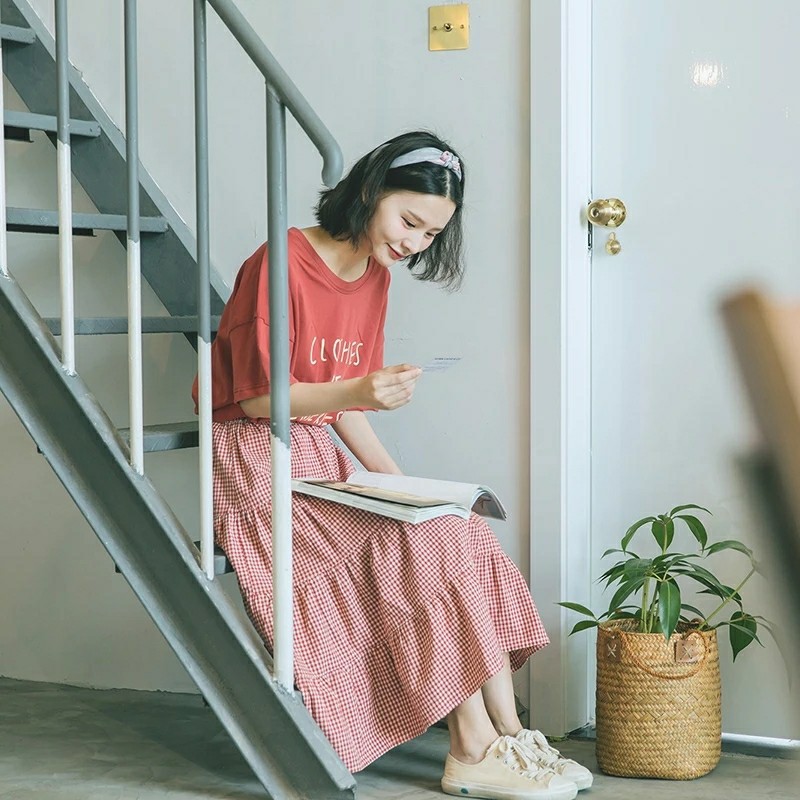 Chân váy midi caro phối đồ cực xinh | BigBuy360 - bigbuy360.vn