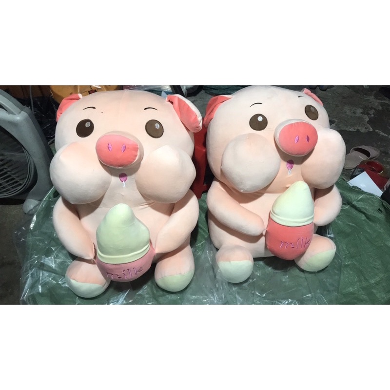 Heo xinh ôm bình sữa