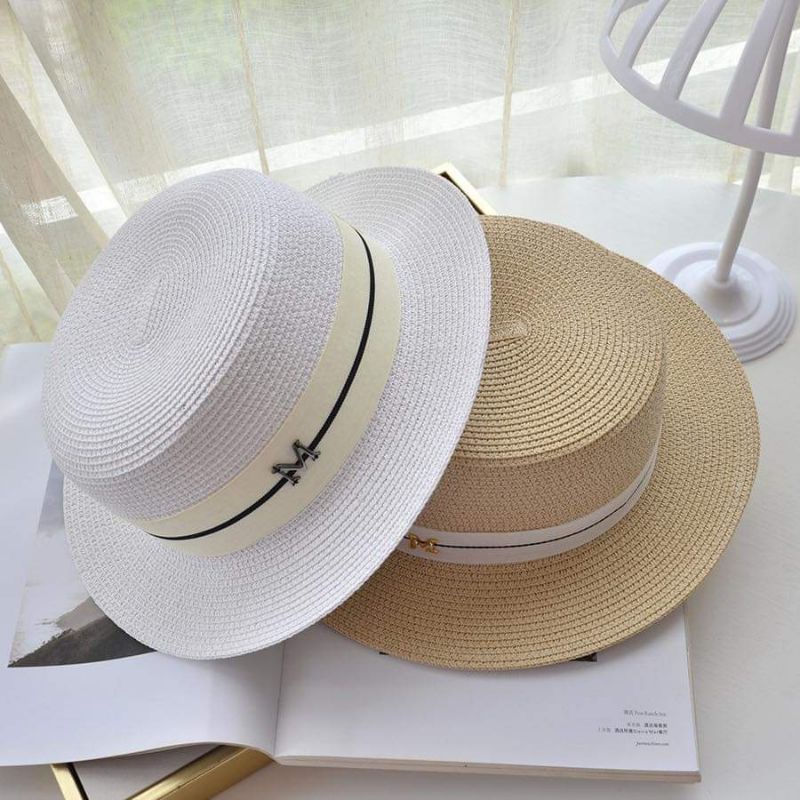 Mũ cói vành nhỏ đi biển đai gắn chữ M vàng sang chảnh