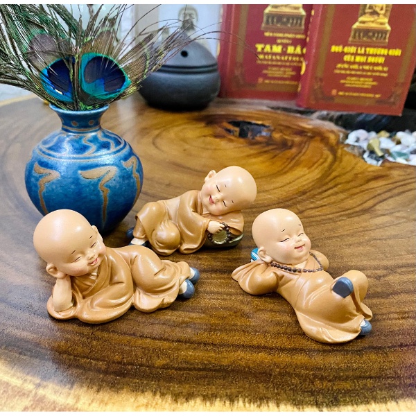 Tượng chú tiểu mini mẫu nằm đáng yêu  trang trí nhà cửa, xe ô tô - Linh Tinh 10k