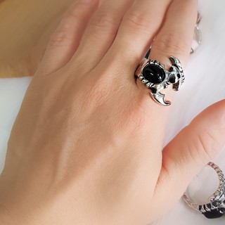 Nhẫn con bò cạp cuộn đính ngọc.