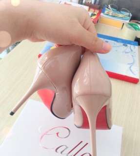 Giày cao gót đế đỏ màu nude 9p