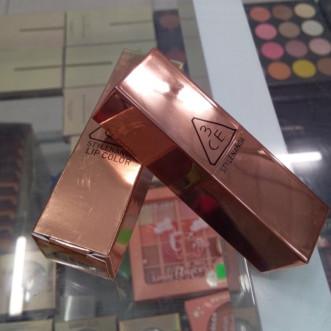 SON 3CE MATTE LIP COLOR VỎ VÀNG MÀU 228 RED SEVENTIES – MÀU ĐỎ TRẦM PHA CAM HỒNG